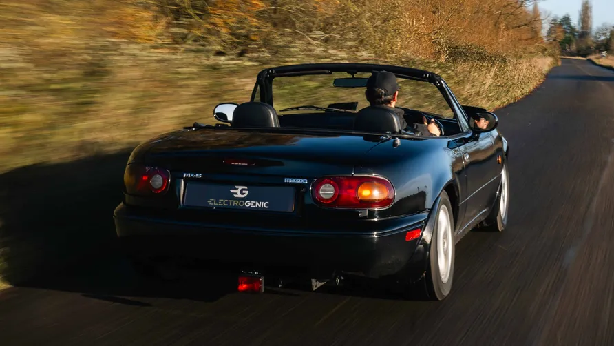 Conversão para motor elétrico da britânica Electrogenic dá ao MX-5 original 162 cavalos de potência e mais de 240 quilómetros de autonomia sem emissões.