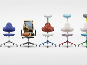 Rij kleurrijke designstoelen met verschillende vormen en materialen als symbool voor diversiteit, keuzevrijheid en betekenis in de werkomgeving.