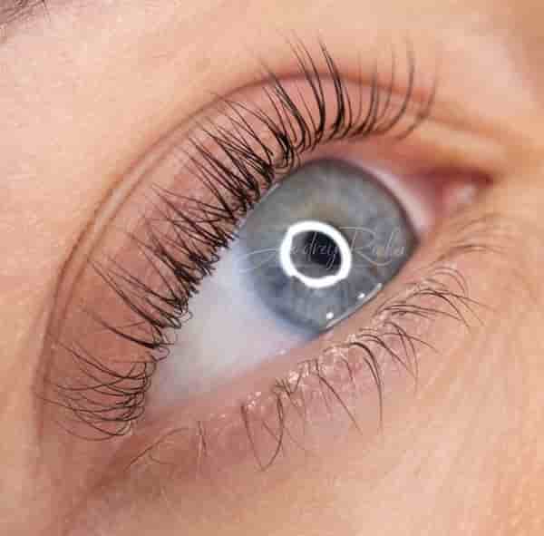 Natural lash lift enhancing eyelashes without extensions