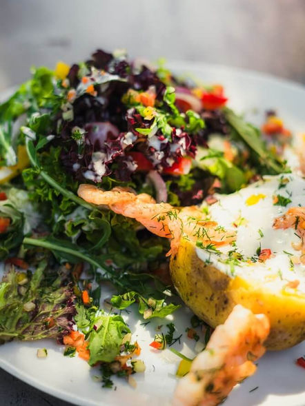 Leckeres Essen: Garnelenspieß mit Salat