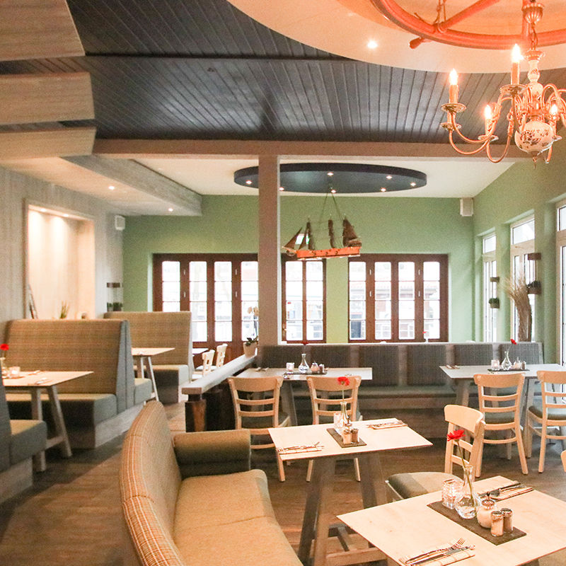 Foto Innenraum Restaurant am Strom. langer Sitzbereich. Blich auf Bänke
