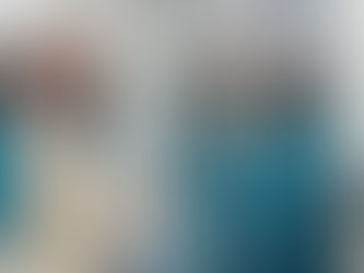     Una mujer espera en el consultorio médico su diagnóstico de salud ósea, observando con calma un esqueleto humano como parte de la decoración.