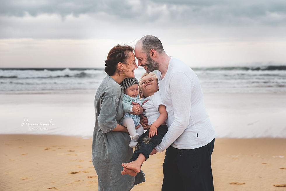 Famille de l'amour, les pieds dans l'eau