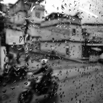 uma moto na chuva