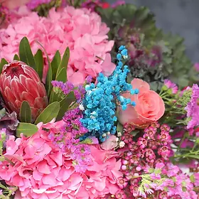 Eid-al-fitr-gift-flowers.webp