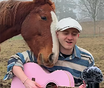 Plumes chante pour les animaux