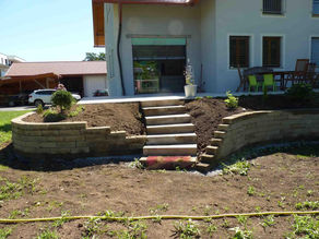 Errichten einer Mauer (Tuffstein grau)