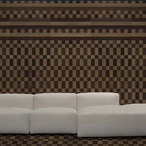 Giacobazzi Surfaces sublime le bois à travers des surfaces et boiseries d’exception au raffinement naturel et intemporel. Entre maîtrise artisanale, essences précieuses et sens du détail, la marque crée des atmosphères chaleureuses et sophistiquées.