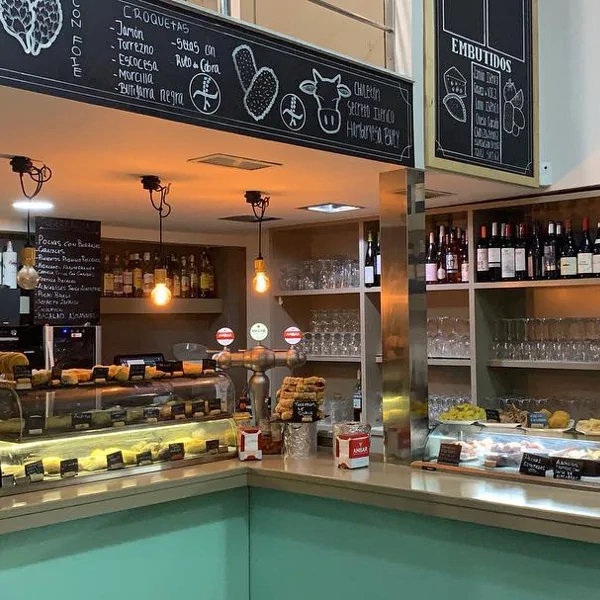 Interior del bar "El Truco" con los expositores llenos de tapas y croquetas sin gluten