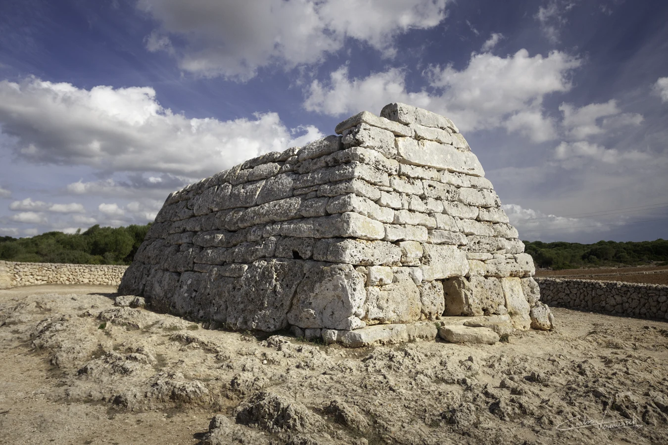 Naveta des Tudons, Menorca, Minorca, taula, talaiot, talayot, talayótico, talaiótico, talaiòtic, talaiotic, talayotic