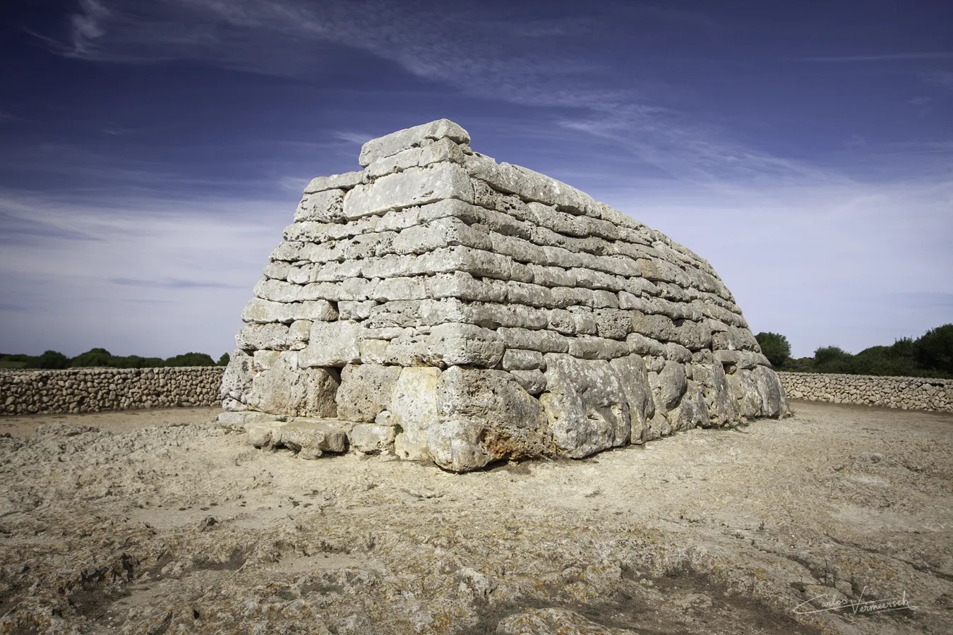 Naveta des Tudons, Menorca, Minorca, taula, talaiot, talayot, talayótico, talaiótico, talaiòtic, talaiotic, talayotic