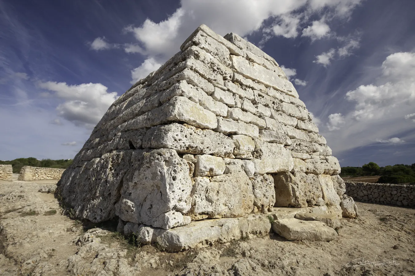 Naveta des Tudons, Menorca, Minorca, taula, talaiot, talayot, talayótico, talaiótico, talaiòtic, talaiotic, talayotic