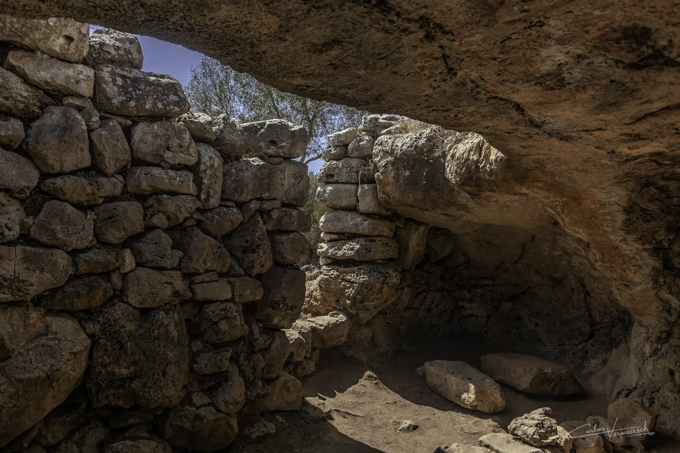 Burial cave, cueva funeraria, Torre d'en Galmés, Torre d'en Gaumés, Menorca, Minorca, taula, talaiot, talayot, talayótico, talaiótico, talaiòtic, talaiotic, talayotic, navetiform, naviform, navetiforme, naviforme