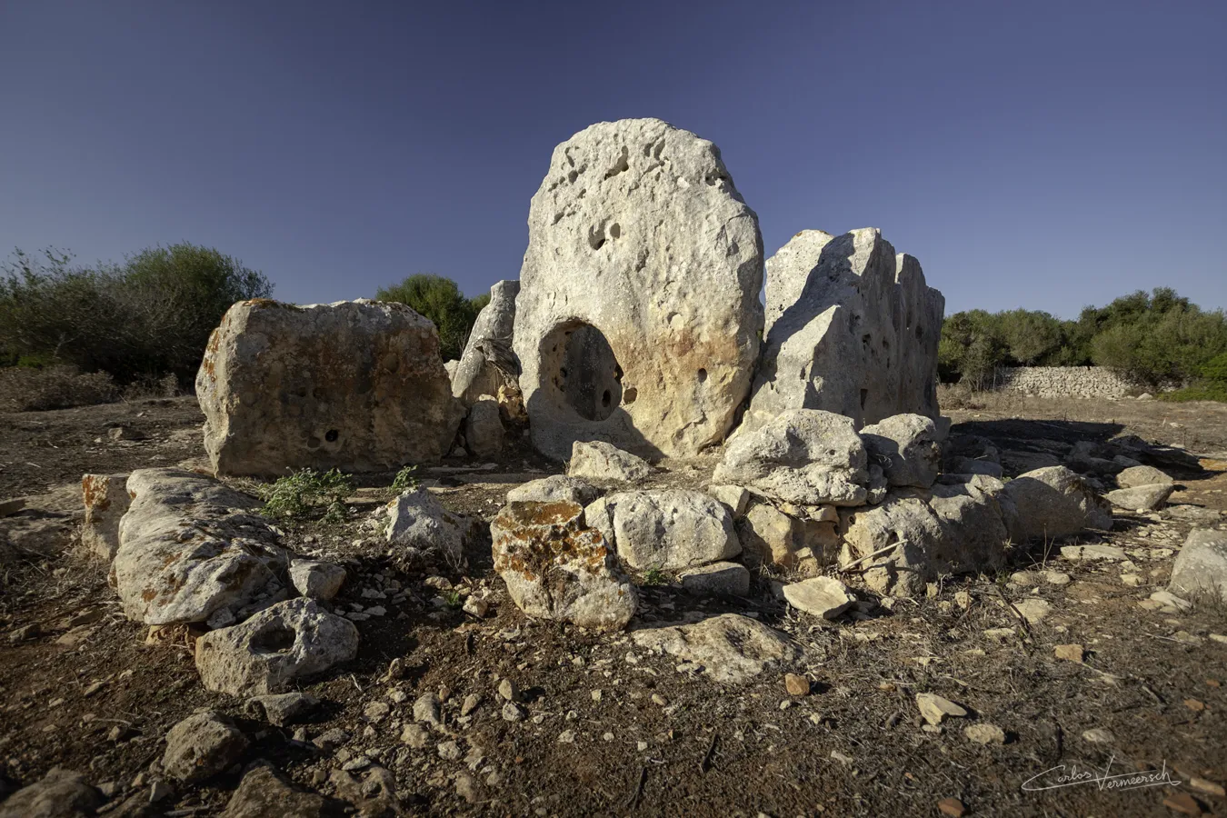dolmen, Ses Roques Llises, Menorca, Minorca, taula, talaiot, talayot, talayótico, talaiótico, talaiòtic, talaiotic, talayotic, navetiform, naviform, navetiforme, naviforme, Cartailhac circle, círculo de Cartailhac, cercle de Cartailhac