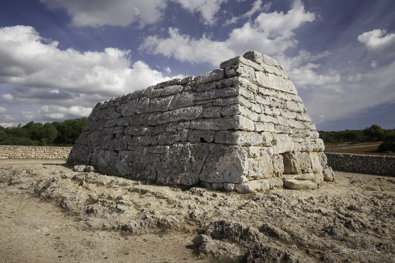 Naveta des TudonsMenorca, Minorca, taula, talaiot, talayot, talayótico, talaiótico, talaiòtic, talaiotic, talayotic