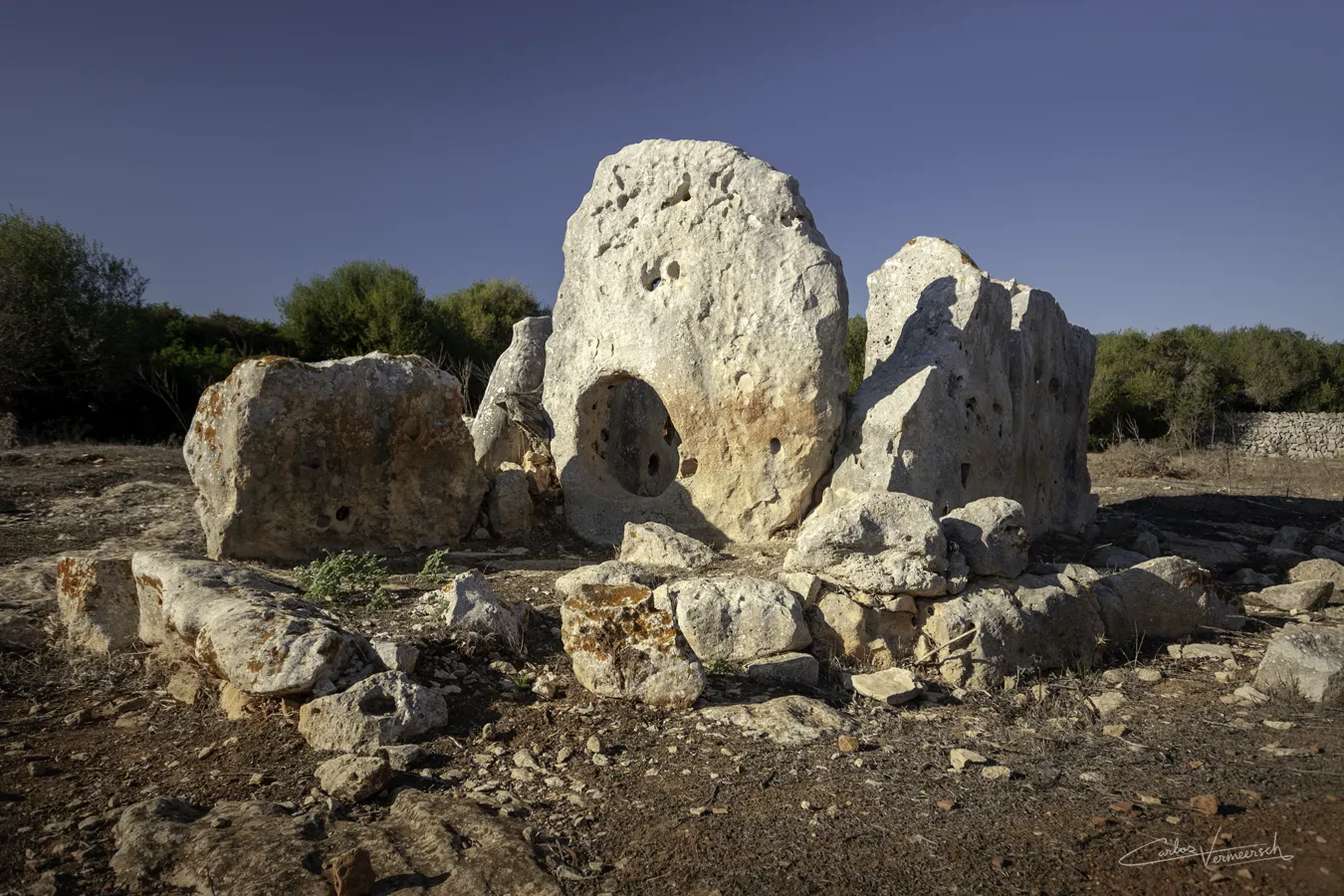 dolmen, Ses Roques Llises, Menorca, Minorca, taula, talaiot, talayot, talayótico, talaiótico, talaiòtic, talaiotic, talayotic, navetiform, naviform, navetiforme, naviforme, Cartailhac circle, círculo de Cartailhac, cercle de Cartailhac