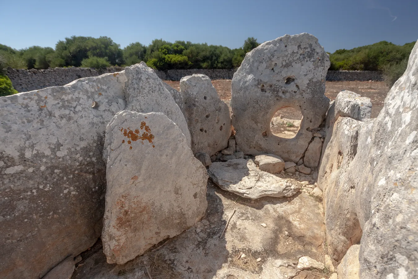 dolmen, Ses Roques Llises, Menorca, Minorca, taula, talaiot, talayot, talayótico, talaiótico, talaiòtic, talaiotic, talayotic, navetiform, naviform, navetiforme, naviforme, Cartailhac circle, círculo de Cartailhac, cercle de Cartailhac