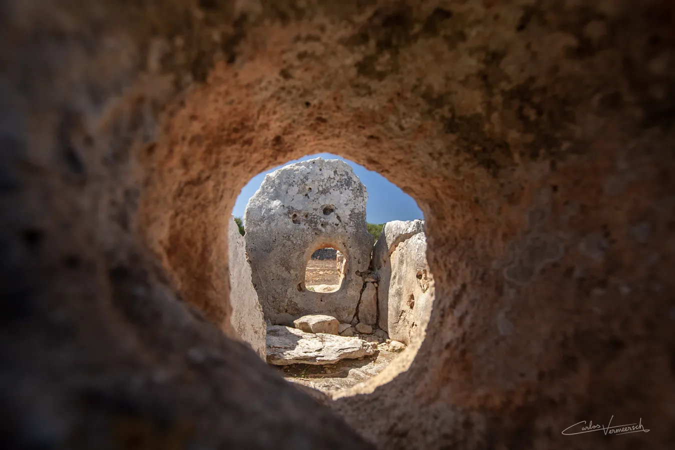 dolmen, Ses Roques Llises, Menorca, Minorca, taula, talaiot, talayot, talayótico, talaiótico, talaiòtic, talaiotic, talayotic, navetiform, naviform, navetiforme, naviforme, Cartailhac circle, círculo de Cartailhac, cercle de Cartailhac