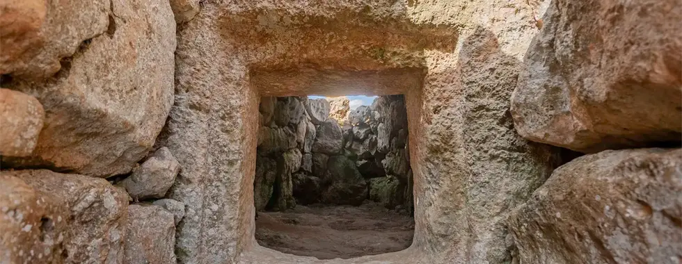 Rafal Rubí, Menorca, Minorca, taula, talaiot, talayot, talayótico, talaiótico, talaiòtic, talaiotic, talayotic, navetiform, naviform, navetiforme, naviforme, Cartailhac circle, círculo de Cartailhac, cercle de Cartailhac