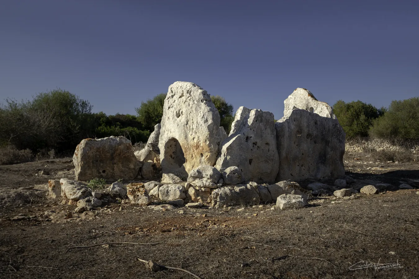 dolmen, Ses Roques Llises, Menorca, Minorca, taula, talaiot, talayot, talayótico, talaiótico, talaiòtic, talaiotic, talayotic, navetiform, naviform, navetiforme, naviforme, Cartailhac circle, círculo de Cartailhac, cercle de Cartailhac