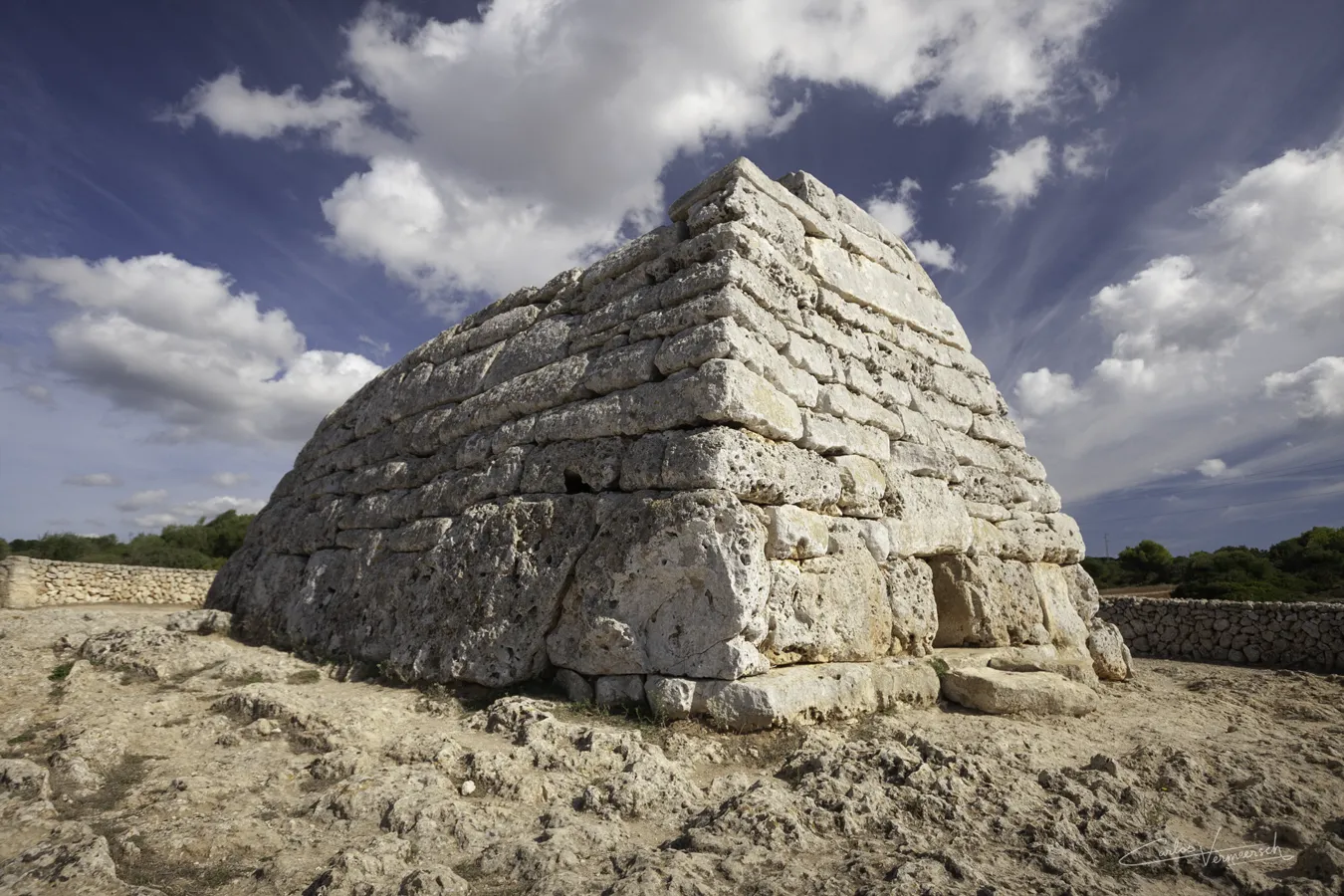 Naveta des Tudons, Menorca, Minorca, taula, talaiot, talayot, talayótico, talaiótico, talaiòtic, talaiotic, talayotic