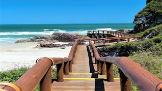 trapiche da Ilha do Mel com o mar e praia ao fundo