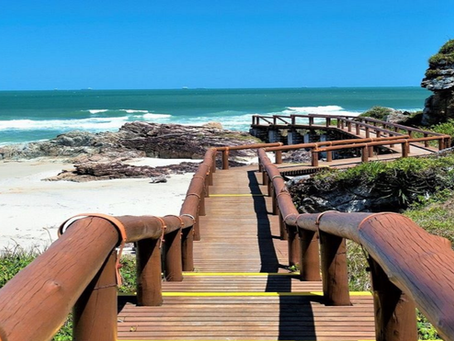 trapiche da Ilha do Mel com o mar e praia ao fundo