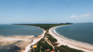 mapa da Ilha do Mel de cima, com os oceanos ao lado e o horizonte ao funod