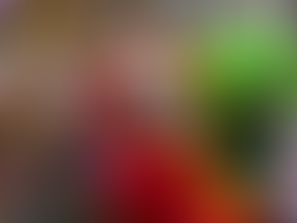 Menschen mit Faschingsmasken feiern Karneval – psychologische Bedeutung von Masken und Verkleidung