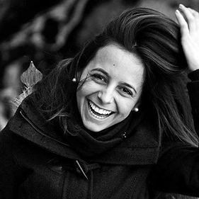 Foto bem aproximada do meu rosto, a pessoa que escreve este blog. Sou uma mulher branca, de cabelos e olhos castanhos escuros e um sorriso iluminado.