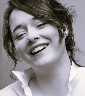 Globe-trotteuse passionnée, altruiste et créative, Sabrina utilise l'improvisation comme un outil de développement personnel, offrant un environnement d'apprentissage respectueux et ludique.