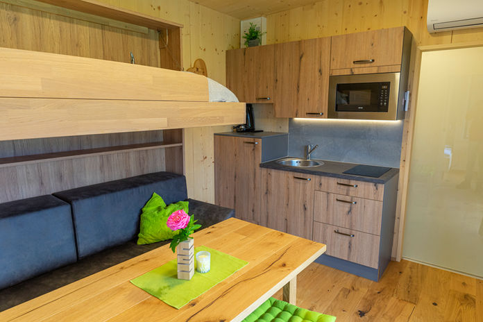 Komfortable Camping-Unterkunft mit Kochnische und Schlafkoje