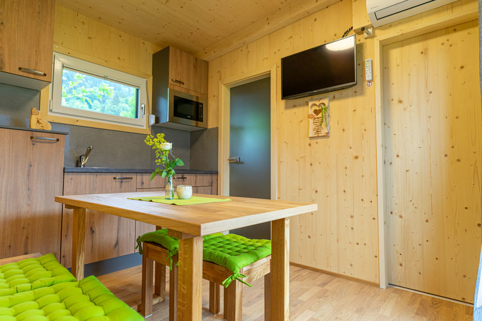 Moderne Holzhütte mit Küchenzeile und TV