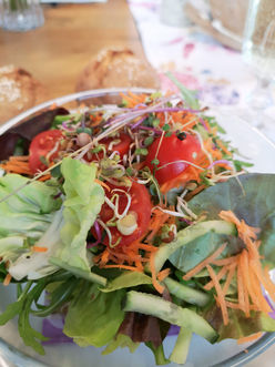 Frischer Salat mit Tomaten und Sprossen