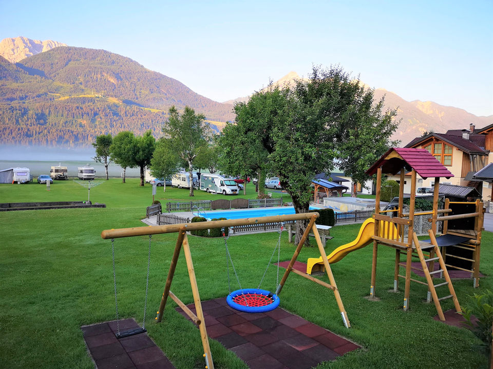 Spielplatz und Campingplatz mit Seeblick