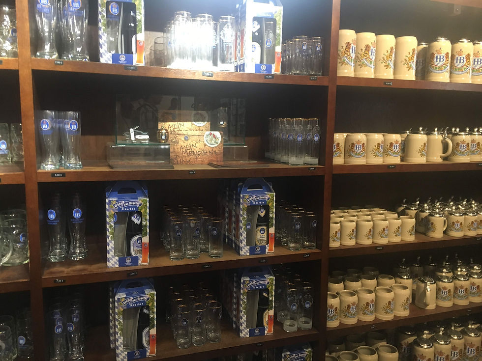 Copos e canecas na loja de Souvenirs