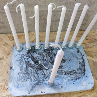 חנוכית בטון דמוי שיש - כחולה