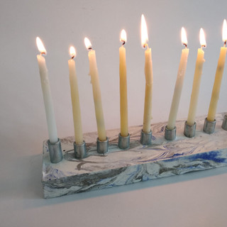 חנוכית בטון דמוי שיש