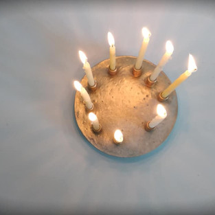 חנוכית בטון עגולה