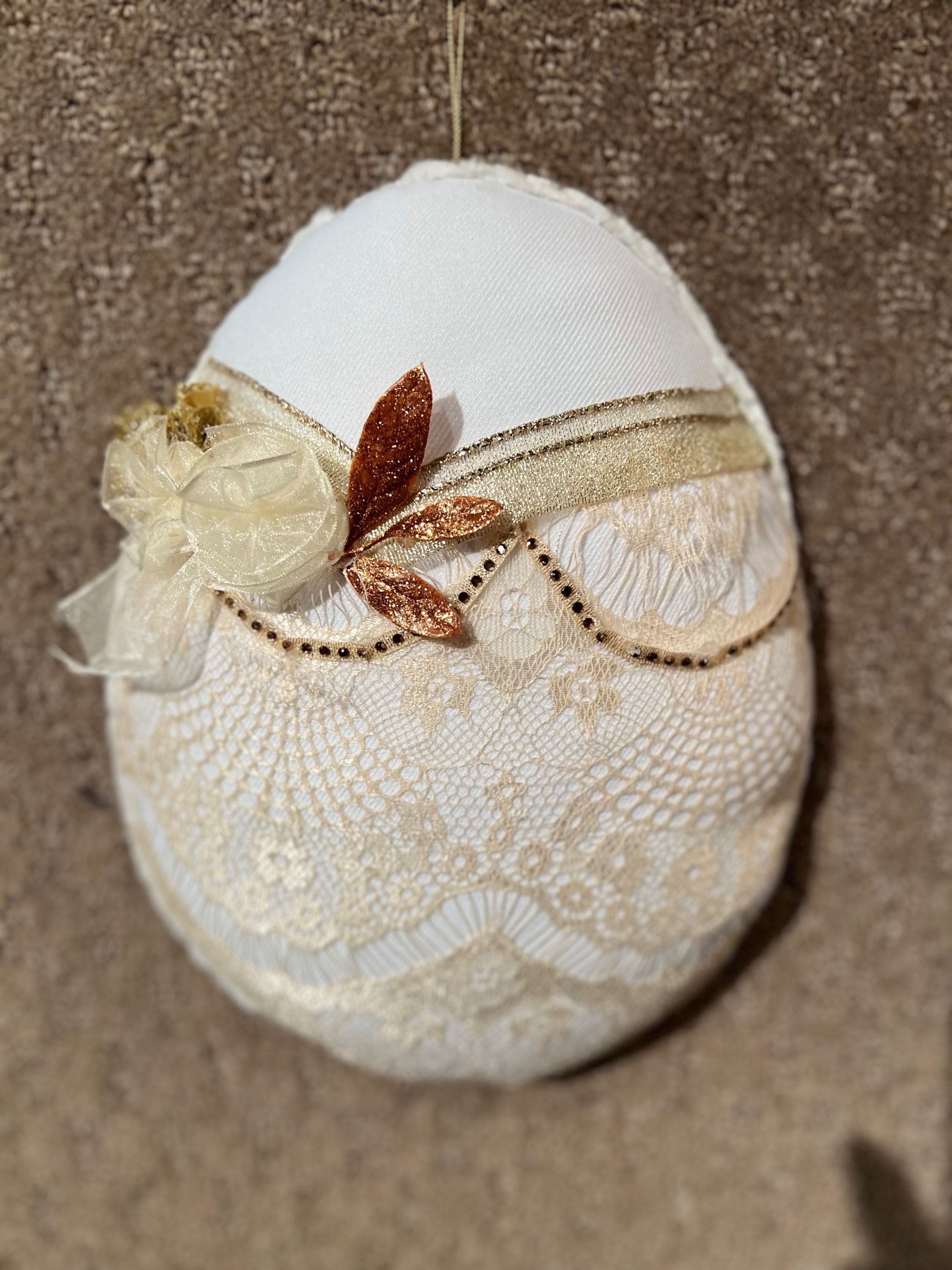 Wall hanging Easter Egg-white &  purple