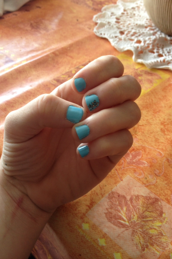 Manucure bleu clair