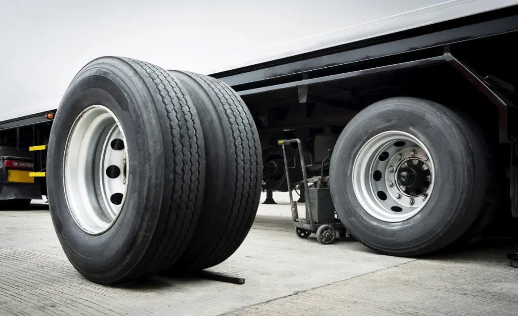 How-To-Change-A-Commercial-Truck-or-Semi-Truck-Tire-1024x625.webp