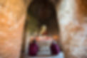 Junge Mönche, die vor Buddha-Statue bete