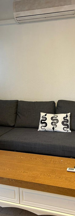 Гостиная с серым диваном и журнальным столиком