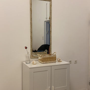 Белый шкафчик с зеркалом