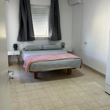 Спальня с кроватью и шторами