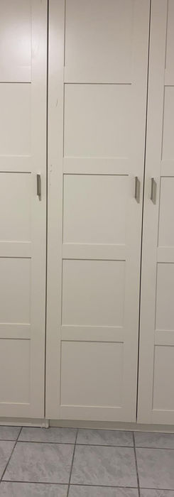 Светлый трехдверный шкаф с панелями