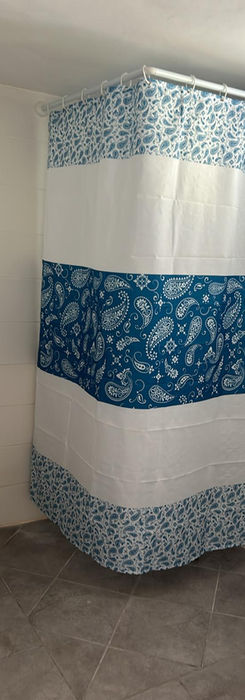 Бело-синяя шторка для душа с узорами