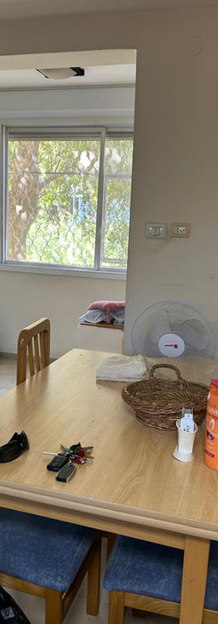 Обеденная зона с деревянным столом и стульями