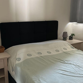 Спальня с кроватью, прикроватными тумбочками и лампами.